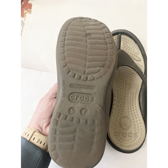 Crocs Athens Unisex Flip Flop Sandals Men's 5 Women's Size 7 Brown Tan - Picture 4 of 6